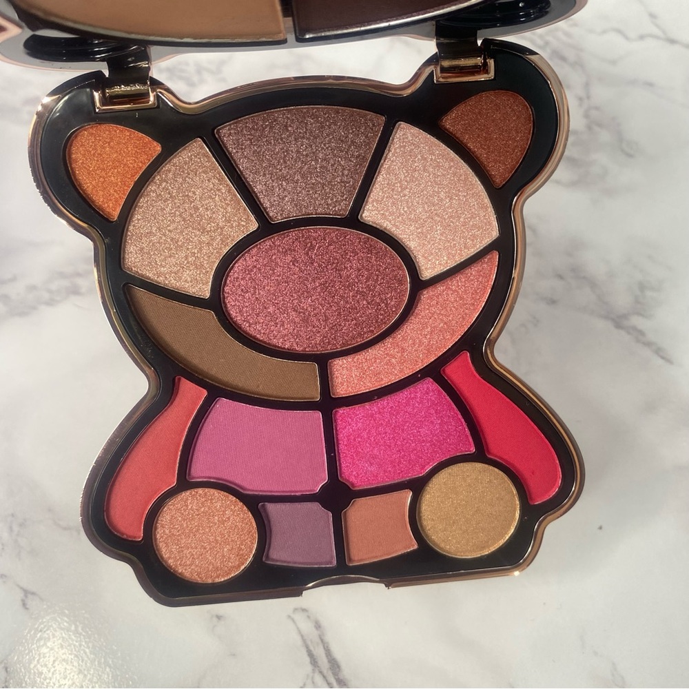 I‎ Heart Revolution Teddy Bear Eyeshadow Palette Rosie